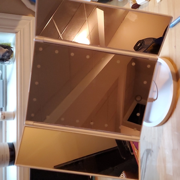 Easehold light up makeup mirror- 3 sided - Picture 2 of 6